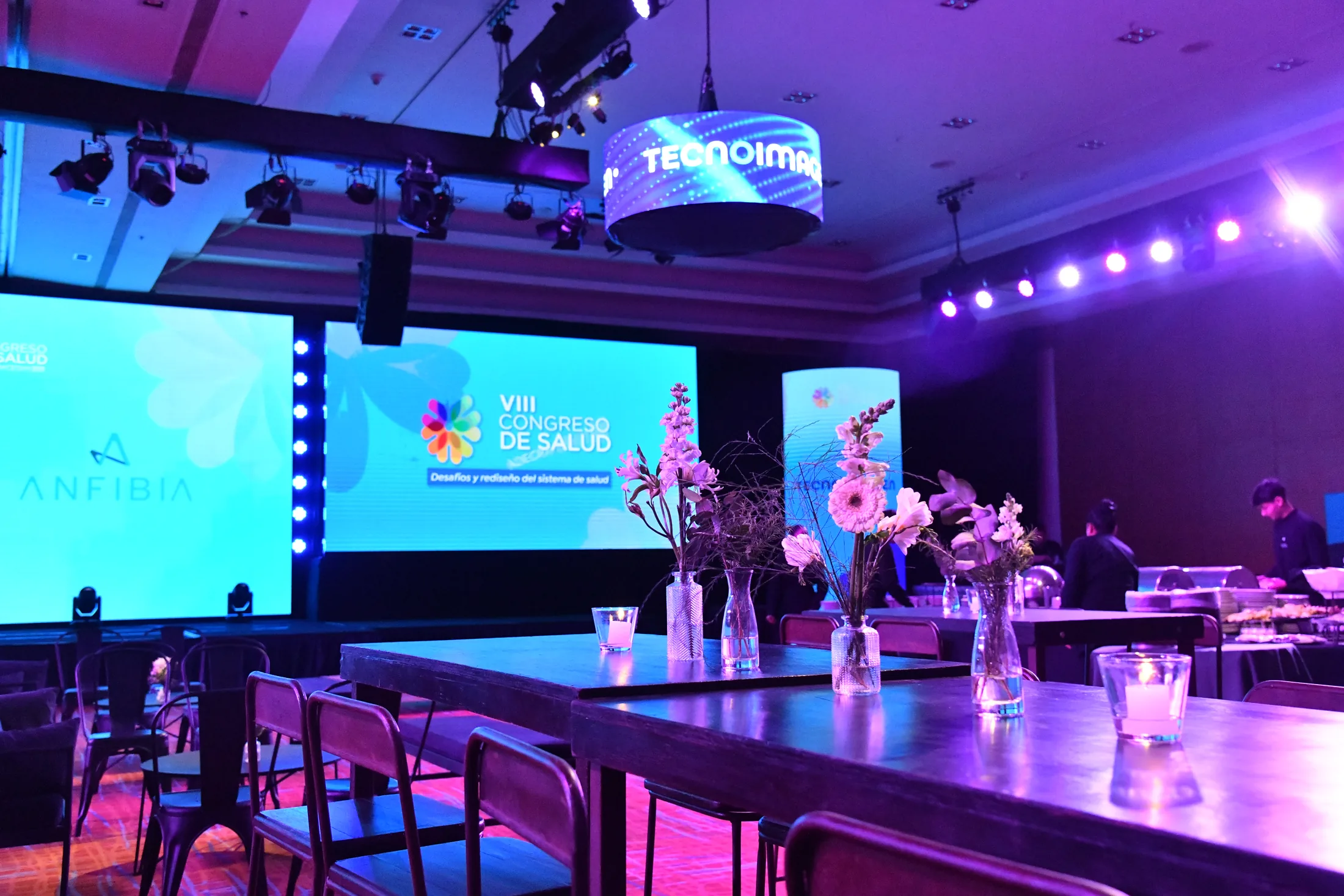 Montaje audiovisual con pantallas, iluminación y proyección en un congreso